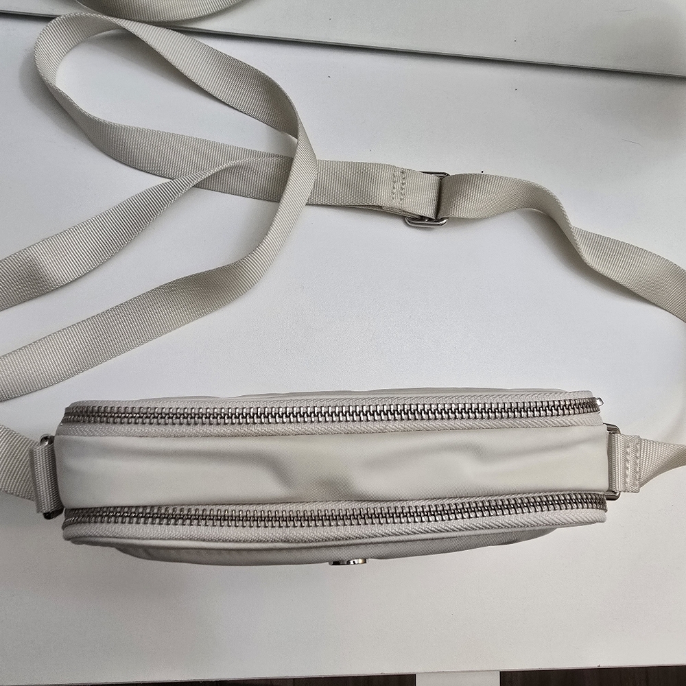 Lululemon Crossbody Camera Bag 2L - Picture 6 of 11